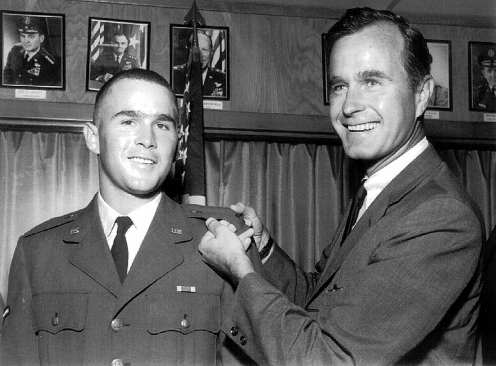 George Bush den eldre og George Bush den yngre. George Bush den eldre og George Bush den yngre.