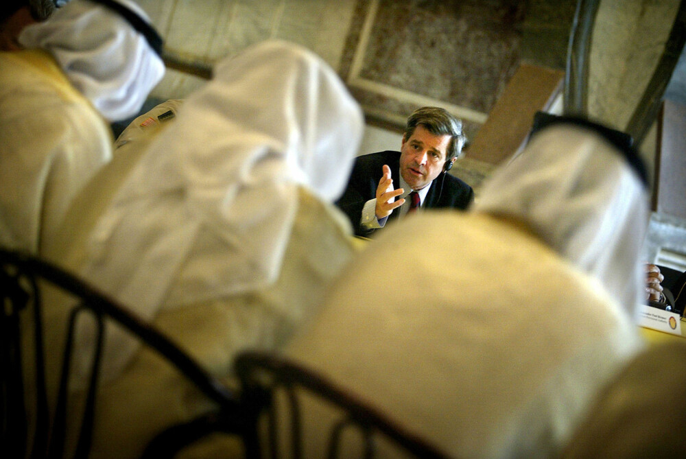 Den amerikanske sjefen i Irak, Paul Bremer møter stammeledere i Tikrit i 2004. Byen har vært sterkt preget av den pågående krigen i Irak. Den amerikanske sjefen i Irak, Paul Bremer møter stammeledere i Tikrit i 2004. Byen har vært sterkt preget av den pågående krigen i Irak.