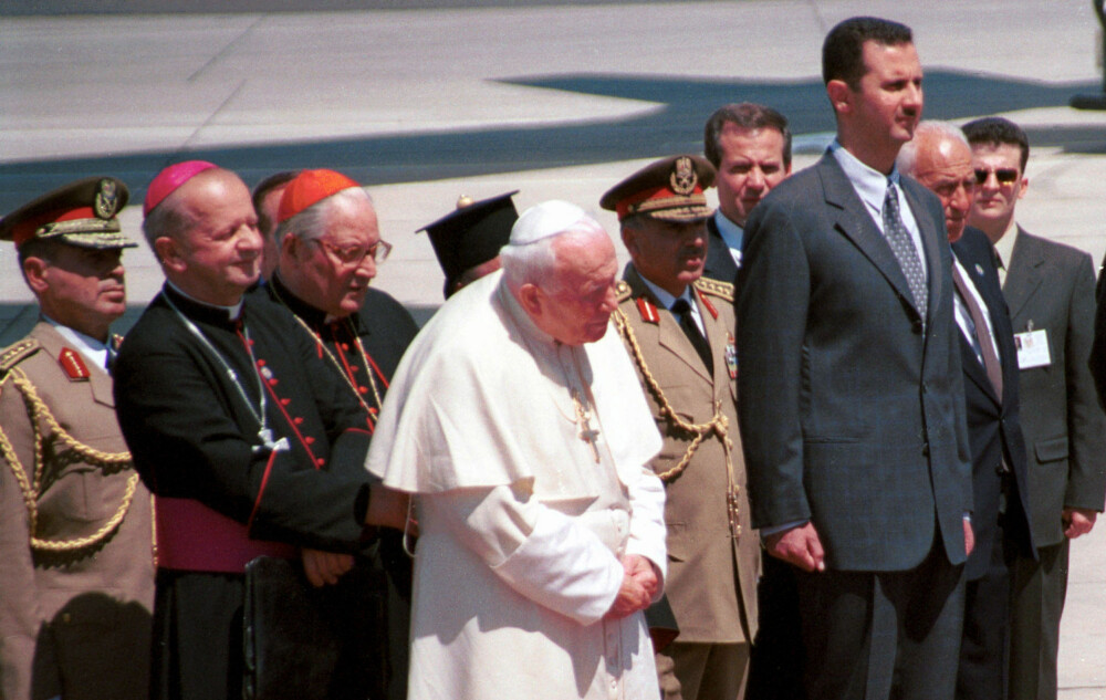 Pave Johannes Paul II i Syria i 2001. Syria under Ba'atist-partiet har vært delvis sekulært, altså ikke-religiøst, og har vært åpne for at andre religioner enn islam kan ha en plass i landet. Pave Johannes Paul II i Syria i 2001. Syria under Ba'atist-partiet har vært delvis sekulært, altså ikke-religiøst, og har vært åpne for at andre religioner enn islam kan ha en plass i landet.