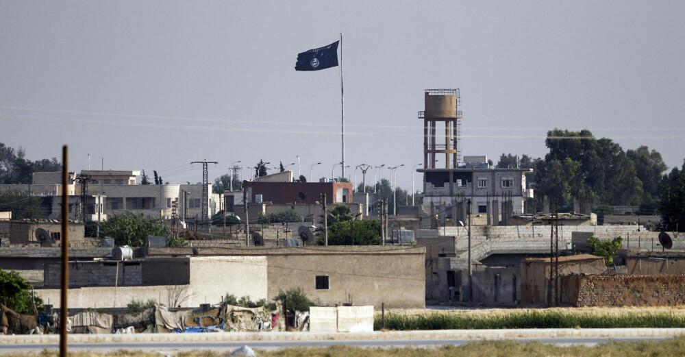 IS-flagg over den syriske byen Tel Abyad den 15.juni 2015. IS-flagg over den syriske byen Tel Abyad den 15.juni 2015.