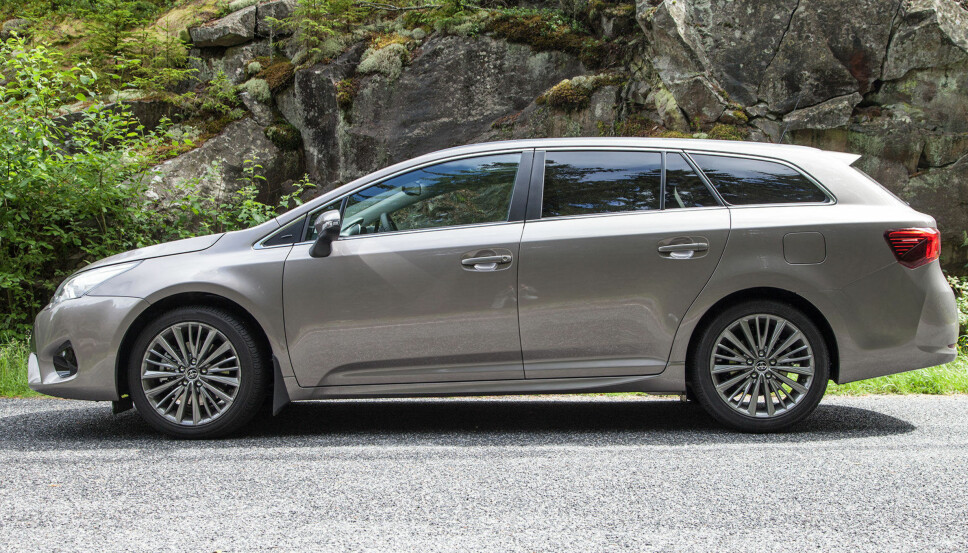 <b>BLIR IKKE ERSTATTET: </b>Toyota Avensis har vært en storselger i mange år, men dagens modell blir ikke erstattet når den går ut. I stedet henter Toyota inn Camry fra USA. <b>BLIR IKKE ERSTATTET: </b>Toyota Avensis har vært en storselger i mange år, men dagens modell blir ikke erstattet når den går ut. I stedet henter Toyota inn Camry fra USA.