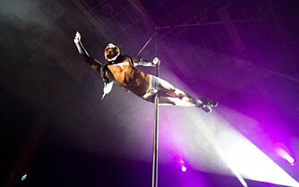 AKROBATISK STRIPP: Marcello driver med veldig akrobatisk form for stripping. Her fra scenen på Sexhibition i fjor. AKROBATISK STRIPP: Marcello driver med veldig akrobatisk form for stripping. Her fra scenen på Sexhibition i fjor.