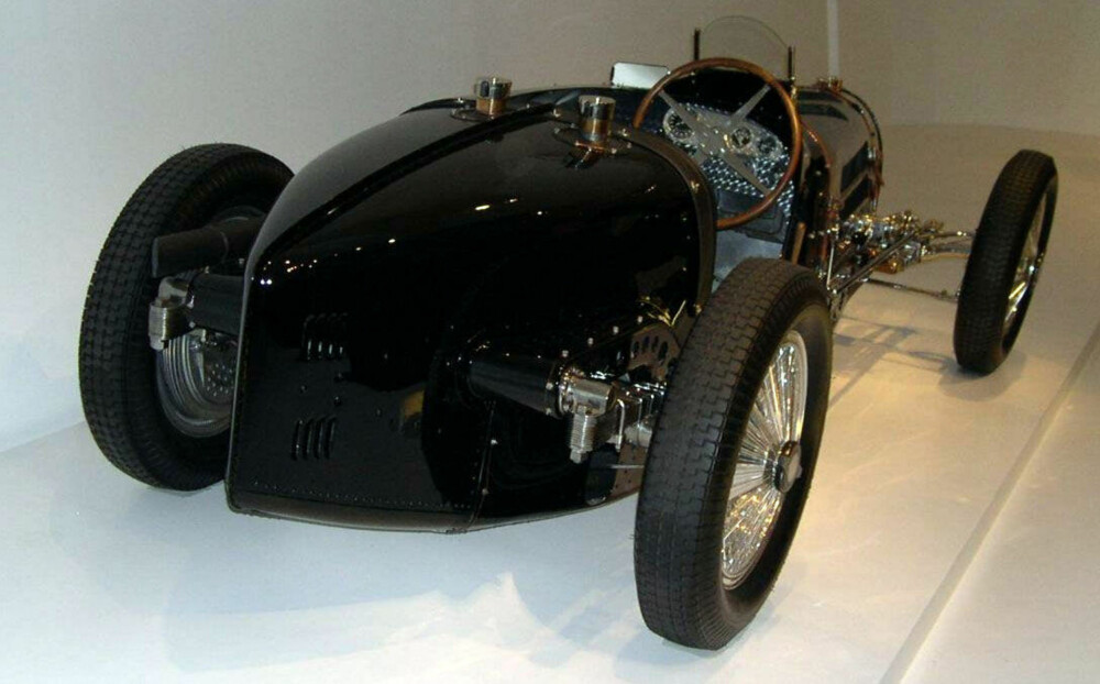 Bugatti begynte tidlig å forske på karosserier som minsket luftmotstanden. Her ser vi en Bugatti Type 59 Grand Prix fra 1933. Bugatti begynte tidlig å forske på karosserier som minsket luftmotstanden. Her ser vi en Bugatti Type 59 Grand Prix fra 1933.