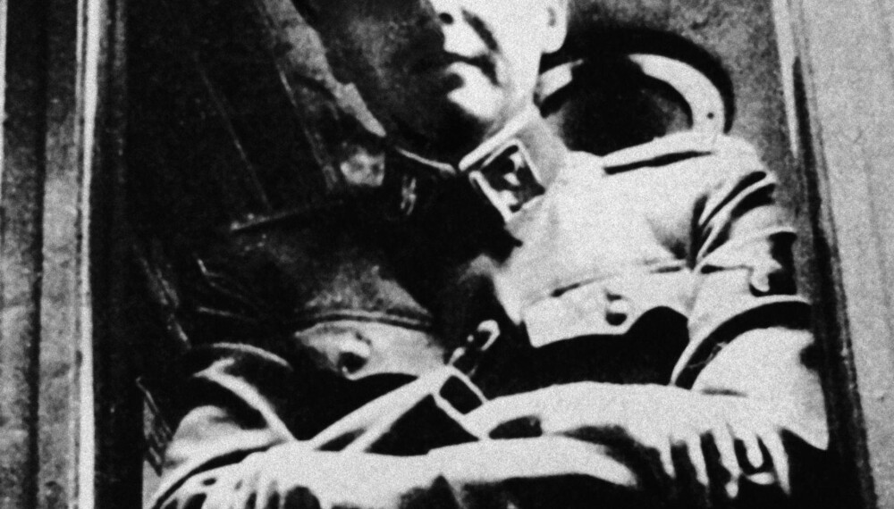 Josef Mengele i sin SS-uniform. Josef Mengele i sin SS-uniform.