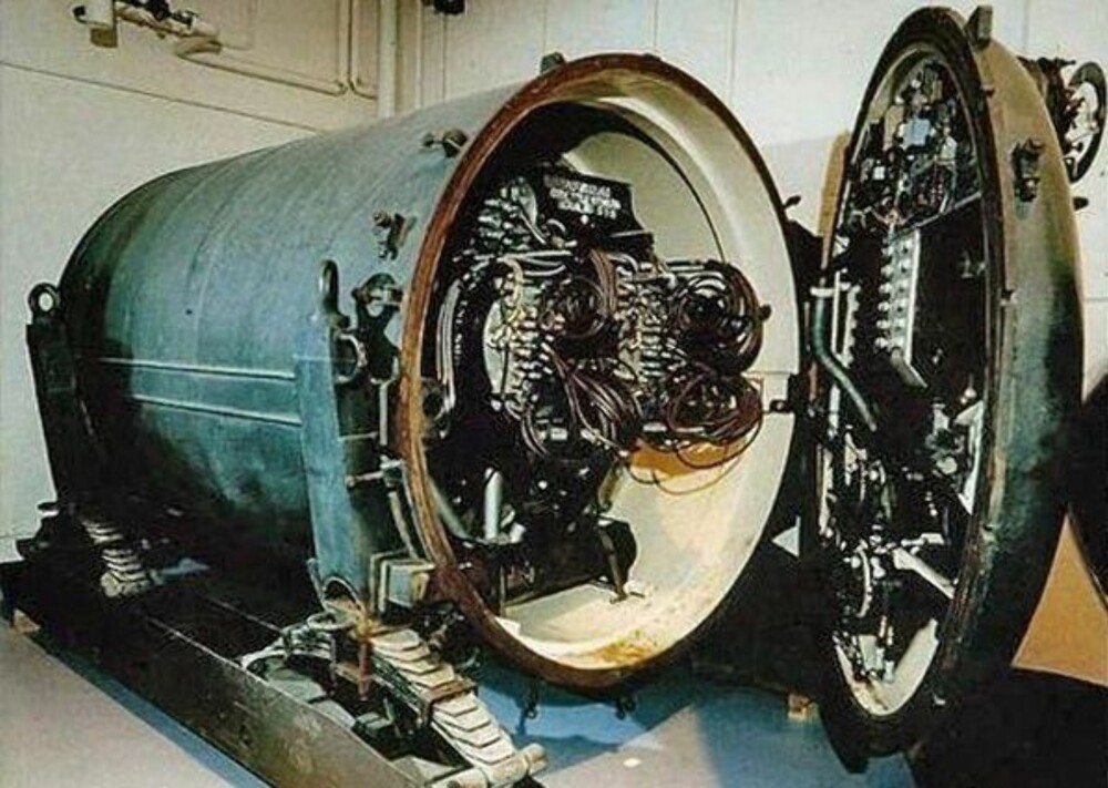 Denne 7-tonns installasjonen var i praksis en landmine med et 10 kilotonns atomstridshode som skulle graves ned ti steder i Vest-Tyskland i tilfelle Sovjet angrep. Denne 7-tonns installasjonen var i praksis en landmine med et 10 kilotonns atomstridshode som skulle graves ned ti steder i Vest-Tyskland i tilfelle Sovjet angrep.