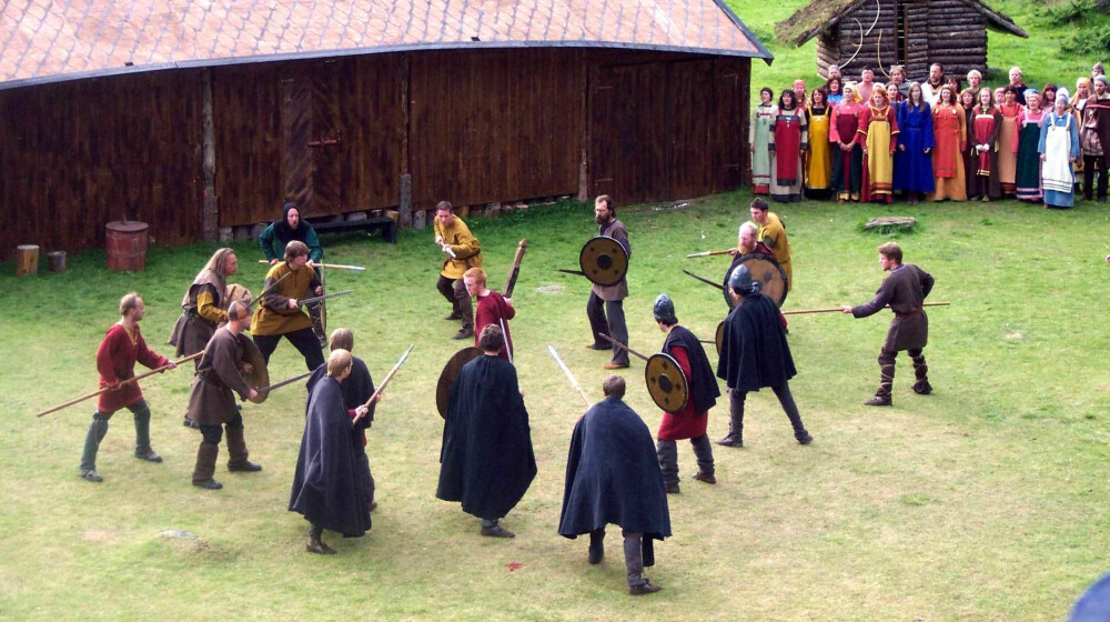 Med jevne mellomrom kom vikinger fra ulike regioner sammen for å kjempe i store stevner. Konkurransene kunne gå hardt for seg, men var underlagt faste regler som skulle sikre at ingen kom stygt til skade under lekene. Bildet er fra Steigen Sagaspill i Steigen kommune i Nordland. Med jevne mellomrom kom vikinger fra ulike regioner sammen for å kjempe i store stevner. Konkurransene kunne gå hardt for seg, men var underlagt faste regler som skulle sikre at ingen kom stygt til skade under lekene. Bildet er fra Steigen Sagaspill i Steigen kommune i Nordland.