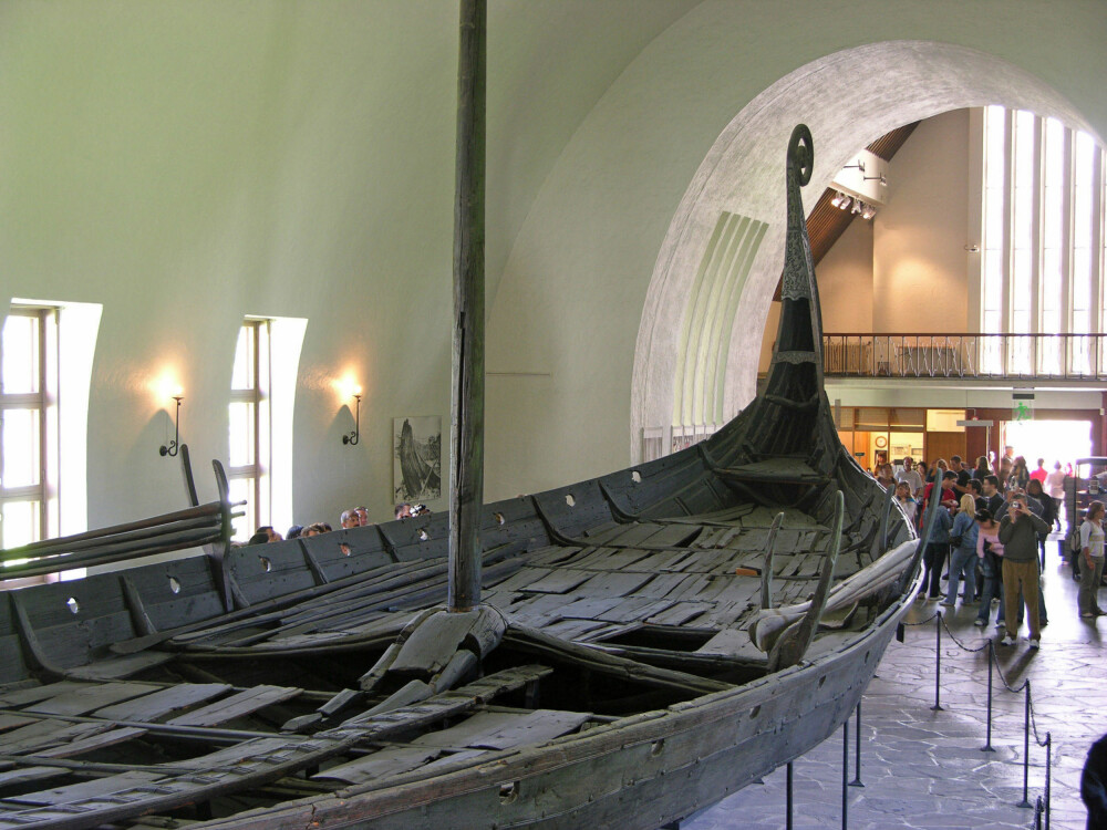 Osebergskipet fra Vikingskipshuset i Oslo. Vikingskipene var lave og flatbunnende. Ikke bare var de vanskelig å se fra land, vikingene kunne også komme svært tett inn på land og evt. starte angrep direkte fra båten. Osebergskipet fra Vikingskipshuset i Oslo. Vikingskipene var lave og flatbunnende. Ikke bare var de vanskelig å se fra land, vikingene kunne også komme svært tett inn på land og evt. starte angrep direkte fra båten.