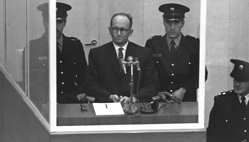 Eichmann fotografert i den skuddsikre båsen han sitter i gjennom rettssaken. Eichmann fotografert i den skuddsikre båsen han sitter i gjennom rettssaken.