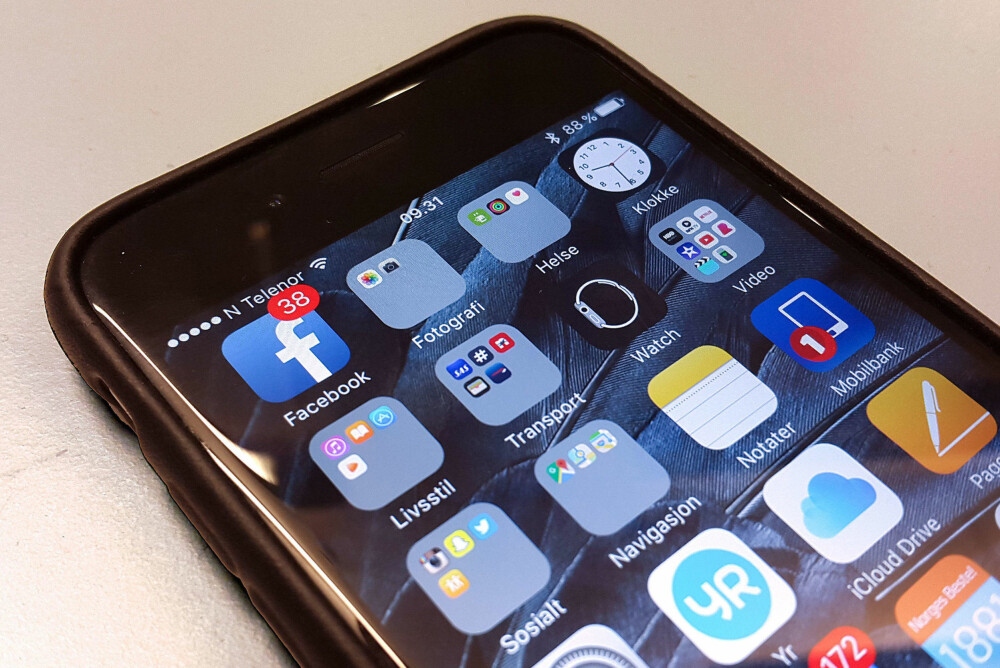 FACEBOOK: Facebook-appen er en av de mest brukte på vår iPhone. Den kan samtidig bruke opp så mye som halvparten av batteriet. FACEBOOK: Facebook-appen er en av de mest brukte på vår iPhone. Den kan samtidig bruke opp så mye som halvparten av batteriet.