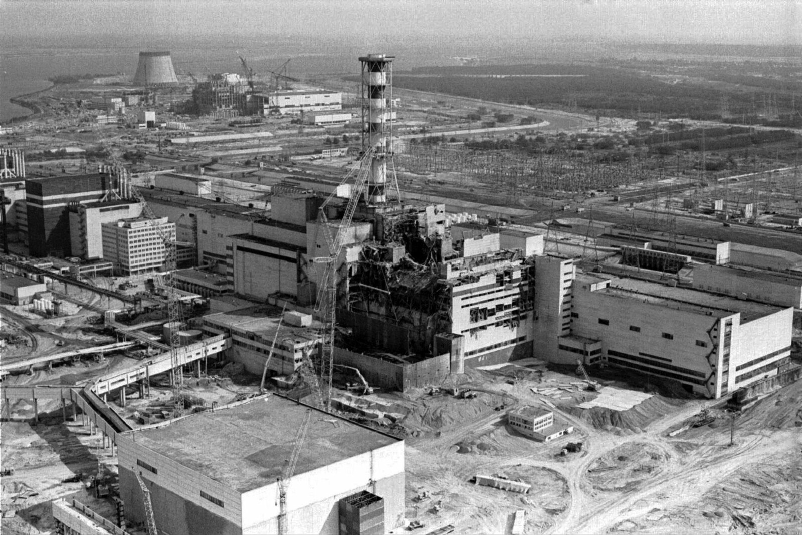 <b>EKSPLOSJON:</b> Et bilde av reaktoren som eksploderte den skjebnesvangre dagen 26. april i 1986. En hel by ble evakuert og hele verden påvirket av ettervirkningene av ulykken. Av de tre fotografene som fikk lov til å avbilde og dokumentere ulykken, døde to av stråling. Den tredje slet resten av livet med ettervirkninger av strålingen. Han døde i en bilulykke i 2015. <b>EKSPLOSJON:</b> Et bilde av reaktoren som eksploderte den skjebnesvangre dagen 26. april i 1986. En hel by ble evakuert og hele verden påvirket av ettervirkningene av ulykken. Av de tre fotografene som fikk lov til å avbilde og dokumentere ulykken, døde to av stråling. Den tredje slet resten av livet med ettervirkninger av strålingen. Han døde i en bilulykke i 2015.