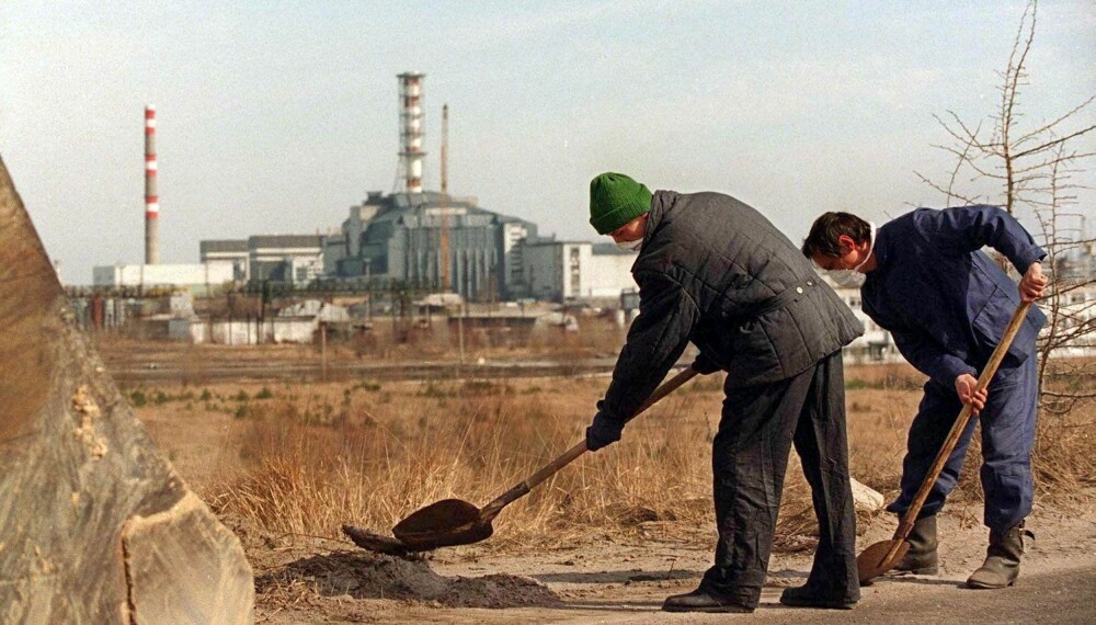 Arbeidere i masker jobber med veien i 1996. I bakgrunnen kan du se et av atomreaktorene. Arbeidere i masker jobber med veien i 1996. I bakgrunnen kan du se et av atomreaktorene.