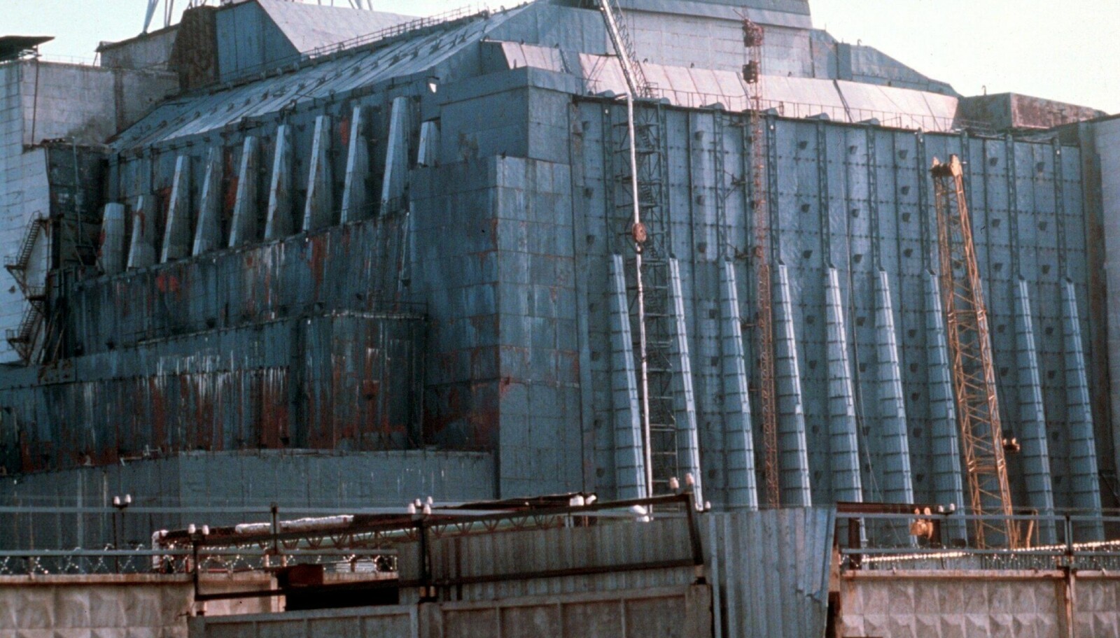 <b>BESKYTTELSE:</b> "Sarkofagen i Tsjernobyl". Den fjerde reaktoren i Tsjernobyl er her "pakket" inn og ser ut som en "sarkofag" - med håp om at ikke mere radioaktivitet skal slippe ut fra denne. Tsjernobyl-ulykken er historiens største sivile kjernekraftulykke som skjedde 26.april 1986. Det ble målt radioaktivitet i mange land, ikke minst i Norge. <b>BESKYTTELSE:</b> "Sarkofagen i Tsjernobyl". Den fjerde reaktoren i Tsjernobyl er her "pakket" inn og ser ut som en "sarkofag" - med håp om at ikke mere radioaktivitet skal slippe ut fra denne. Tsjernobyl-ulykken er historiens største sivile kjernekraftulykke som skjedde 26.april 1986. Det ble målt radioaktivitet i mange land, ikke minst i Norge.