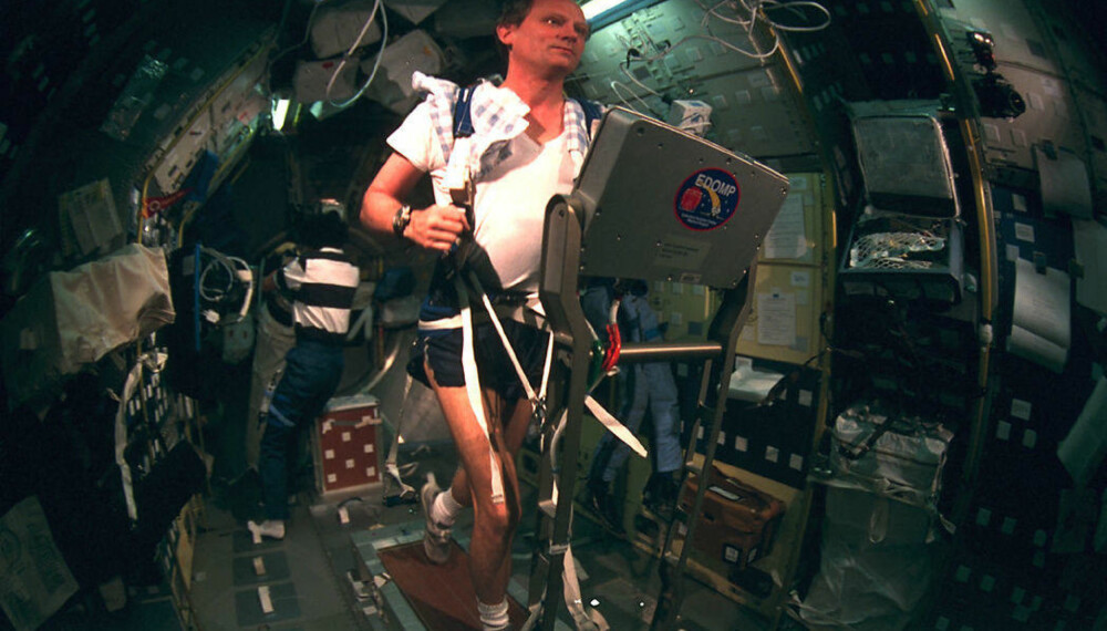 NASA-astronaut Norm Thagard trener ombord den russiske romstasjonen Mir. Bildet er fra 1995. Thagard brøt den gang alle tidligere rekorder, med 115 dager i rommet. NASA-astronaut Norm Thagard trener ombord den russiske romstasjonen Mir. Bildet er fra 1995. Thagard brøt den gang alle tidligere rekorder, med 115 dager i rommet.