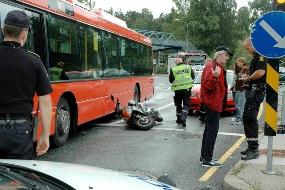 En mopedist har opplevd at det å være ved siden av en buss ikke er noe særlig fint sted å være. En mopedist har opplevd at det å være ved siden av en buss ikke er noe særlig fint sted å være.