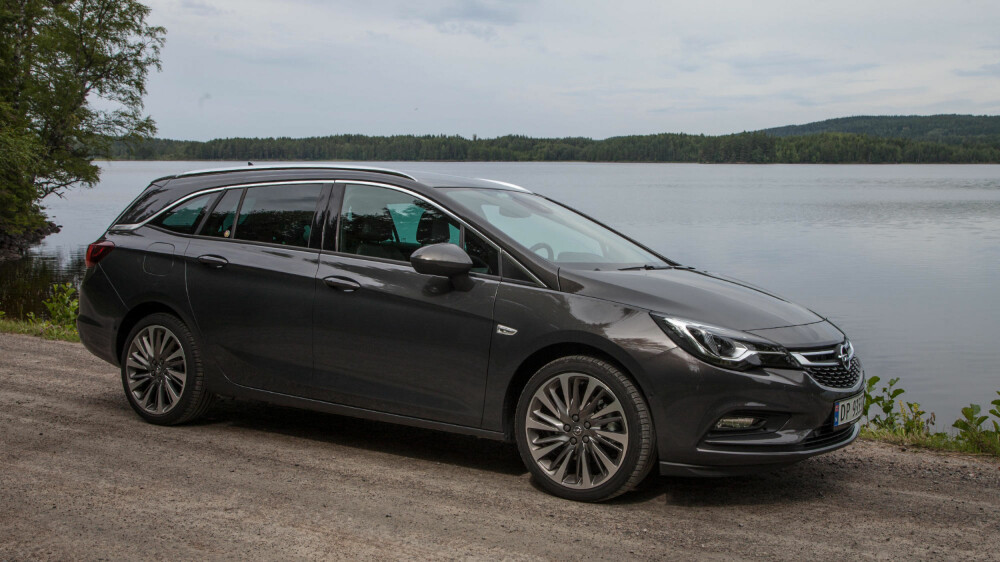 Designet på Astra vil neppe skremme noen, med en slags kombinasjon av tradisjonelt Opel-design og nyere Toyota. Designet på Astra vil neppe skremme noen, med en slags kombinasjon av tradisjonelt Opel-design og nyere Toyota.