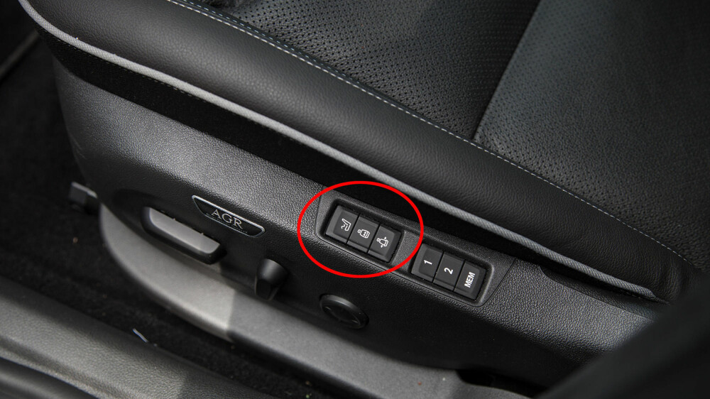 At du har egen massasjeknapp på en modell i dette prissegmentet er nesten for utrolig til å være sant. Programmene er riktignok ikke like avanserte som det du finner i en Mercedes S-klasse. At du har egen massasjeknapp på en modell i dette prissegmentet er nesten for utrolig til å være sant. Programmene er riktignok ikke like avanserte som det du finner i en Mercedes S-klasse.