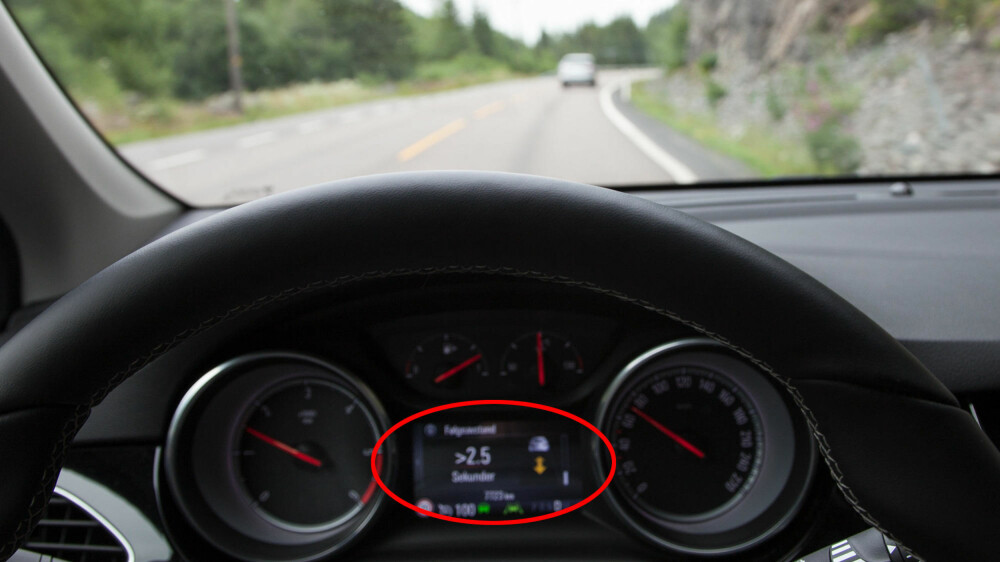 Bilen mangler adaptiv cruise control, men til gjengjeld forteller den deg hvor nær du ligger bilen foran. Bilen mangler adaptiv cruise control, men til gjengjeld forteller den deg hvor nær du ligger bilen foran.