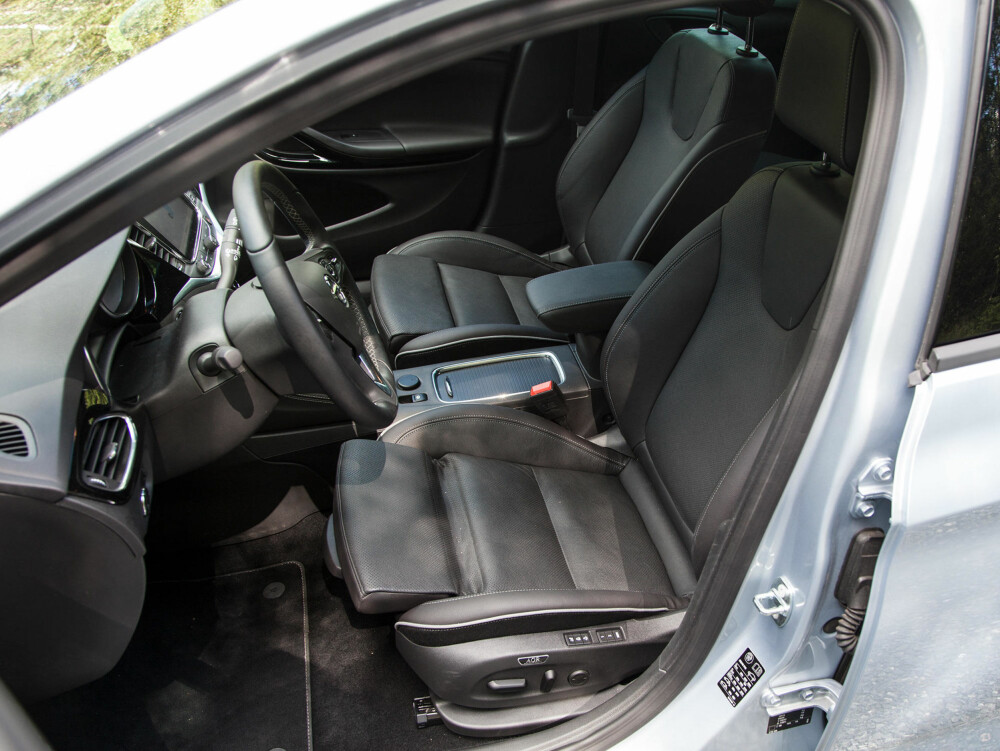 Opel slår høyt over sin klasse med disse setene, som altså både har varme, kjøling og aktiv massasje. Og justerbar lårstøtte. Og justerbar sidestøtte. Opel slår høyt over sin klasse med disse setene, som altså både har varme, kjøling og aktiv massasje. Og justerbar lårstøtte. Og justerbar sidestøtte.