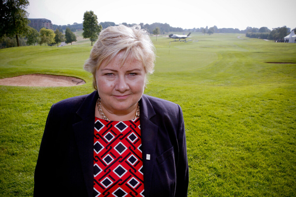 Statsminister Erna Solberg under en pause på NATO-toppmøtet på Celtic Manor i Newport i Wales i 2014. I bakgrunnen et Lockheed Martin F-35 Lightning II-fly. Sammen med finansminister Siv Jensen har Solberg gleden av å lede Norge når staten for første gang siden 90-tallet går med underskudd. Statsminister Erna Solberg under en pause på NATO-toppmøtet på Celtic Manor i Newport i Wales i 2014. I bakgrunnen et Lockheed Martin F-35 Lightning II-fly. Sammen med finansminister Siv Jensen har Solberg gleden av å lede Norge når staten for første gang siden 90-tallet går med underskudd.