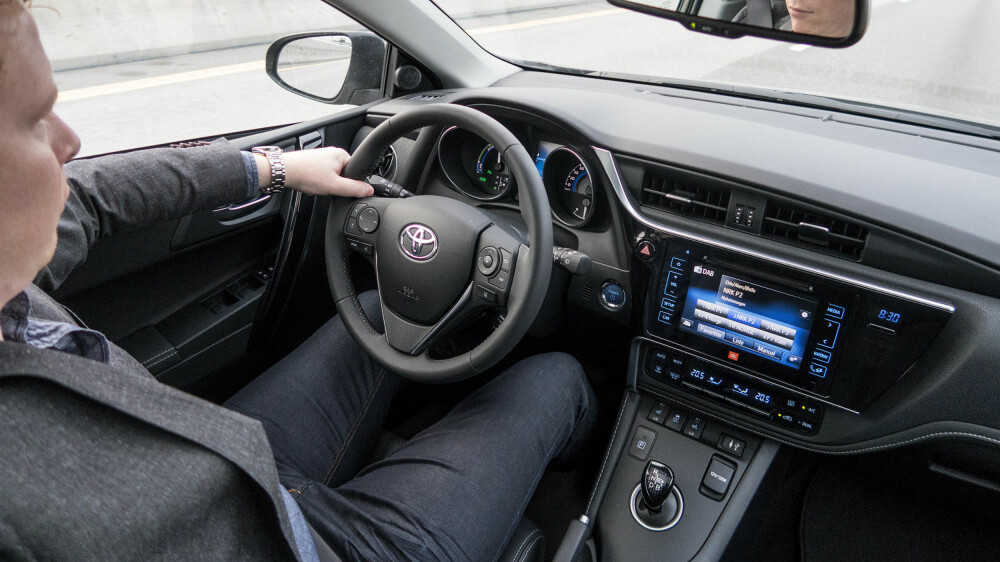 FJERNET SKAVANK: Et kraftig gasspådrag i en bil med trinnløs girkasse har vært ganske slitsomt tidligere. Men en oppgradering fra Toyota gjør situasjonen merkbart bedre. FJERNET SKAVANK: Et kraftig gasspådrag i en bil med trinnløs girkasse har vært ganske slitsomt tidligere. Men en oppgradering fra Toyota gjør situasjonen merkbart bedre.