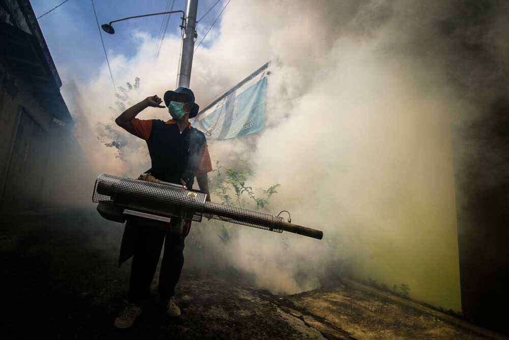 En mann i Surukarta i Indonesia forsøker å få bukt med myggen med giftig gass. En mann i Surukarta i Indonesia forsøker å få bukt med myggen med giftig gass.