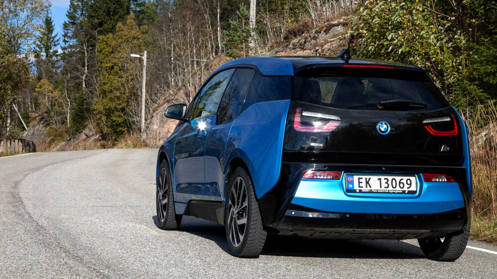 BMW i3: Elbilen BMW i3 med ny batteripakke skal ifølge reklamen holde i 30 mil før batteriet må lades igjen. Side3 har testet om det er praktisk mulig med den samme komforten og kjørehastigheten som i en fossilbil. Etter 16 mil var det stans. BMW i3: Elbilen BMW i3 med ny batteripakke skal ifølge reklamen holde i 30 mil før batteriet må lades igjen. Side3 har testet om det er praktisk mulig med den samme komforten og kjørehastigheten som i en fossilbil. Etter 16 mil var det stans.
