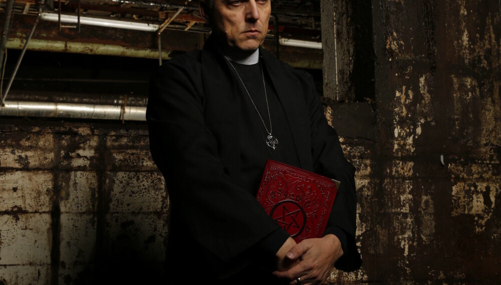 Ateisten Kjetil Manheim som prest med en bok med pentagram. Slik fremstiller han seg i dag for sitt nye band Order. Ateisten Kjetil Manheim som prest med en bok med pentagram. Slik fremstiller han seg i dag for sitt nye band Order.