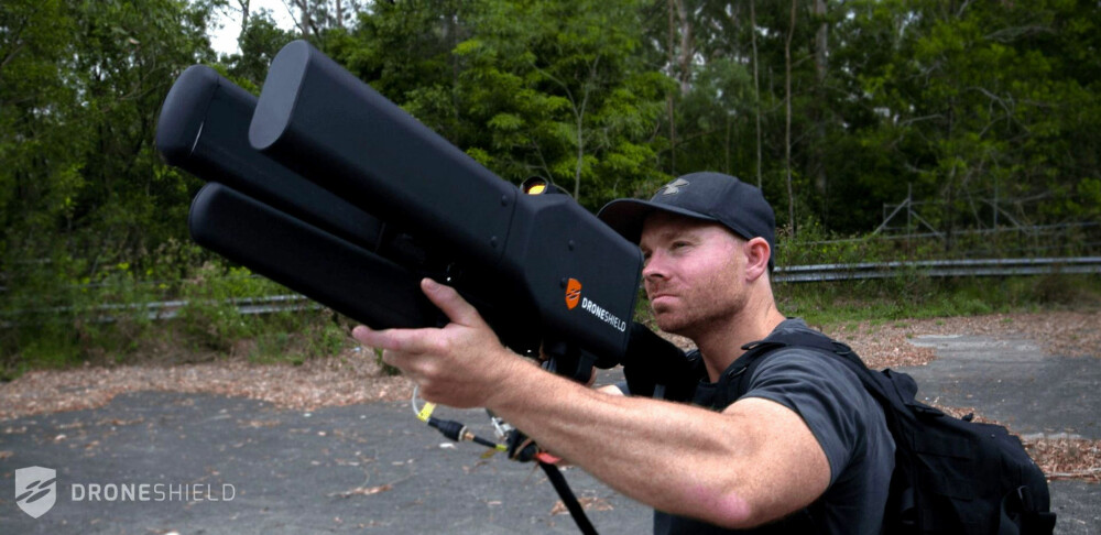 DRONEVÅPEN: Våpenet Drone Shield ser mektig ut, men skyter ikke kuler. Det tvinger droner i bakken. DRONEVÅPEN: Våpenet Drone Shield ser mektig ut, men skyter ikke kuler. Det tvinger droner i bakken.