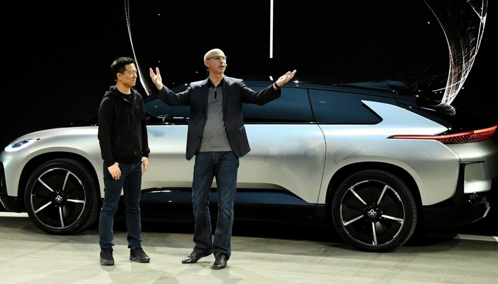 Faraday Futures sjef for forskning og utvikling Nick Sampson avduket prototypen FF 91 sammen med en kinesisk investor i januar 2017. Så kom problemene. Nå spytter en indisk bilgigant inn penger. Faraday Futures sjef for forskning og utvikling Nick Sampson avduket prototypen FF 91 sammen med en kinesisk investor i januar 2017. Så kom problemene. Nå spytter en indisk bilgigant inn penger.