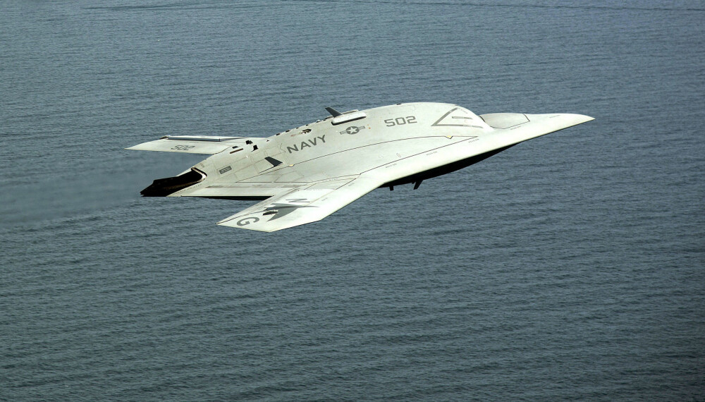 FLYS AV KUNSTIG INTELLIGENS: Stealthdronen X-47B har vært under utvikling siden begynnelsen av 2000-tallet, og er den første av sitt slag. Dronen fjernstyres ikke av mennesker, men er det første flyet som styres ved hjelp av kunstig intelligens. FLYS AV KUNSTIG INTELLIGENS: Stealthdronen X-47B har vært under utvikling siden begynnelsen av 2000-tallet, og er den første av sitt slag. Dronen fjernstyres ikke av mennesker, men er det første flyet som styres ved hjelp av kunstig intelligens.