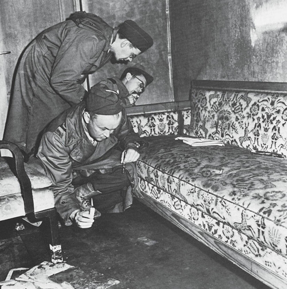<b>SISTE DAGER:</b> Adolf Hitler er en av historiens mest forhatte menn. Hans livvakt og nære medarbeider Rochus Misch skrev senere en bok om hans liv i Hitlers tjeneste. Denne boken blir nå i nytt opplag i Storbritannia og gir et fascinerende innblikk i Hitlers liv. Her undersøker amerikanske etterforskere sofaen Adolf Hitler og Eva Braun endte sine liv på. <b>SISTE DAGER:</b> Adolf Hitler er en av historiens mest forhatte menn. Hans livvakt og nære medarbeider Rochus Misch skrev senere en bok om hans liv i Hitlers tjeneste. Denne boken blir nå i nytt opplag i Storbritannia og gir et fascinerende innblikk i Hitlers liv. Her undersøker amerikanske etterforskere sofaen Adolf Hitler og Eva Braun endte sine liv på.