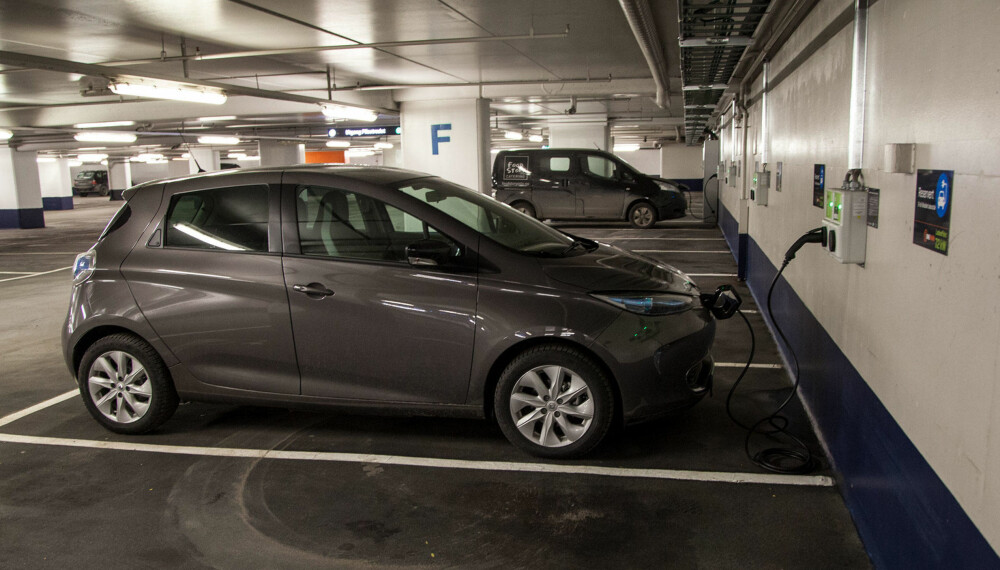 Hurtigladeren lyste blått og alt var fint da vi gikk fra bilen. Da vi kom tilbake oppdaget vi at den hadde gitt opp. Hurtigladeren lyste blått og alt var fint da vi gikk fra bilen. Da vi kom tilbake oppdaget vi at den hadde gitt opp.