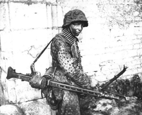 <b>HITLERSAGEN</b> - eller bare MG-42 - var enkel å bruke og spydde ut 1200 skudd i minuttet. Amerikanerne fryktet det tyske maskingeværet så mye at hæren forberedte soldatene på psykiske traumer etter å ha møtt det i kamp. <b>HITLERSAGEN</b> - eller bare MG-42 - var enkel å bruke og spydde ut 1200 skudd i minuttet. Amerikanerne fryktet det tyske maskingeværet så mye at hæren forberedte soldatene på psykiske traumer etter å ha møtt det i kamp.