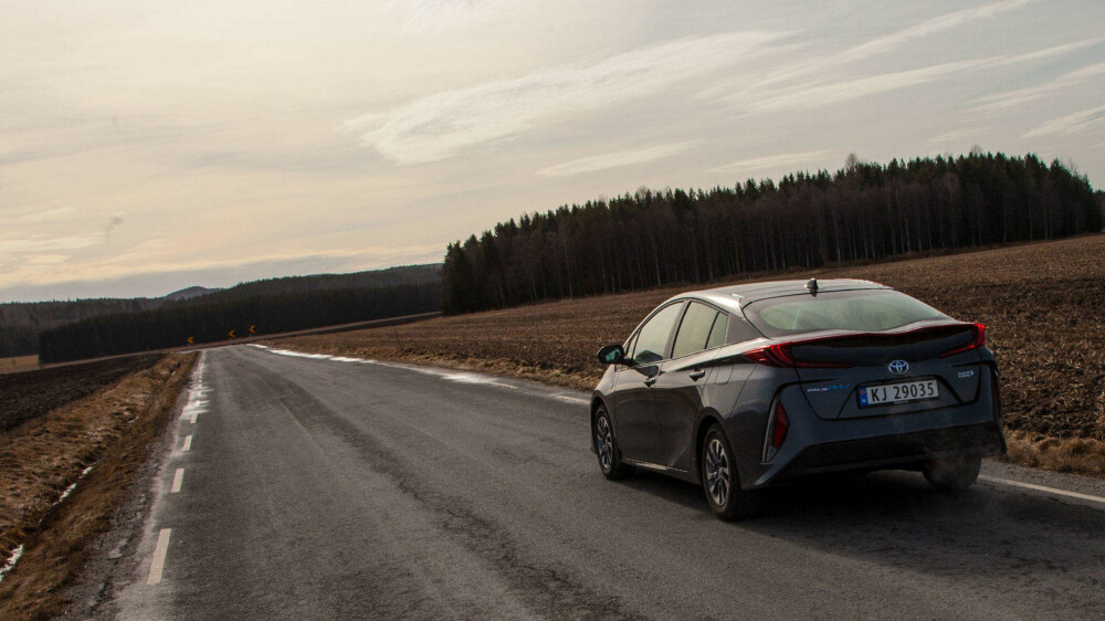 Avhengig av hvilke briller du tar på deg, kan Prius PHV være markedets beste kjøp - eller en litt idiotisk bil. Avhengig av hvilke briller du tar på deg, kan Prius PHV være markedets beste kjøp - eller en litt idiotisk bil.