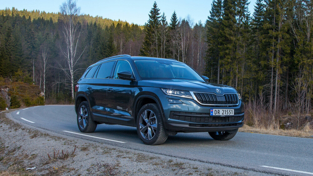 Den er omtrent på størrelse med Porsche Macan, og bygger på mye av den samme plattformen. Men Skoda Kodiaq fremstår som en mye større bil. Den er omtrent på størrelse med Porsche Macan, og bygger på mye av den samme plattformen. Men Skoda Kodiaq fremstår som en mye større bil.