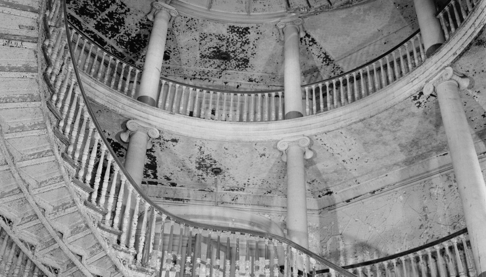 MEKTIG SYN: Hovedinngangen til New York City Lunatic Asylum gikk gjennom The Octagon, en åttekantet bygning som sto ferdig i 1834. Sinnsykehuset åpnet i 1841. De innlagte fikk derimot ikke nyte synet, men kunne håpe på å få litt varme i kroppen gjennom å vaske og skure bygningen. Bildet viser det som var igjen av The Octagon i 1969. MEKTIG SYN: Hovedinngangen til New York City Lunatic Asylum gikk gjennom The Octagon, en åttekantet bygning som sto ferdig i 1834. Sinnsykehuset åpnet i 1841. De innlagte fikk derimot ikke nyte synet, men kunne håpe på å få litt varme i kroppen gjennom å vaske og skure bygningen. Bildet viser det som var igjen av The Octagon i 1969.