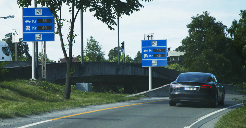 ELBILER MÅ OGSÅ BETALE BOMPENGER: Det skal bli dyrere å kjøre bil i Oslo - også for nullutslippsbilene som snart må belage seg på å betale bompenger. ELBILER MÅ OGSÅ BETALE BOMPENGER: Det skal bli dyrere å kjøre bil i Oslo - også for nullutslippsbilene som snart må belage seg på å betale bompenger.