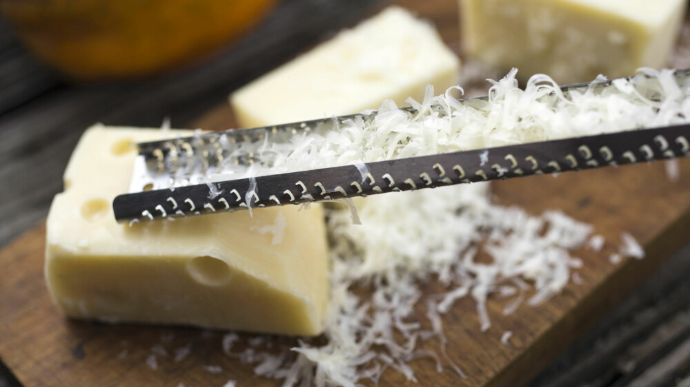 PROTEIN-VINNER: Når vi sammenligner proteininnholdet, er revet parmesan den store vinneren. Parmesanen inneholder hele 39 gram protein per 100 gram vare. PROTEIN-VINNER: Når vi sammenligner proteininnholdet, er revet parmesan den store vinneren. Parmesanen inneholder hele 39 gram protein per 100 gram vare.