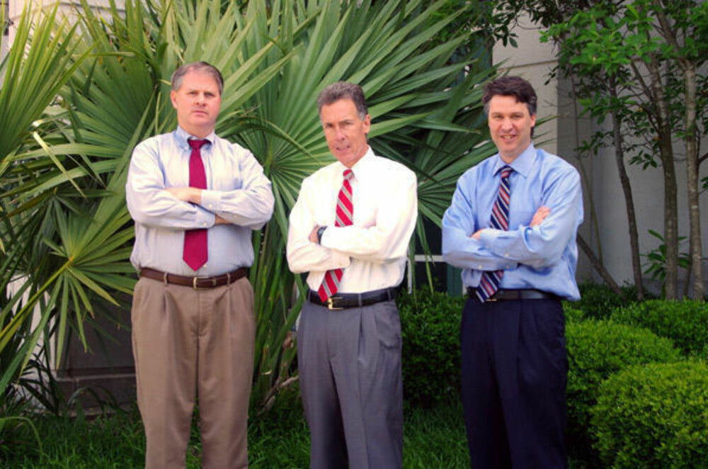 MIKE MOORE LAW FIRM: Mike Moore (i midten) er bosatt i Orlando og driver sitt eget advokatfirma derfra, sammen med Lee Martin (til venstre) og Jonathan Compretta (til høyre). MIKE MOORE LAW FIRM: Mike Moore (i midten) er bosatt i Orlando og driver sitt eget advokatfirma derfra, sammen med Lee Martin (til venstre) og Jonathan Compretta (til høyre).