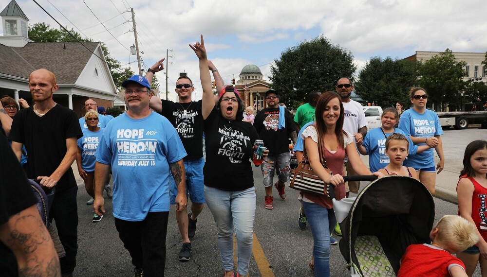 INNBYGGERE i Norwalk i Ohio marsjerer for å demonstrere mot opioidepidemien i deres lokalsamfunn. Denne delstaten er en av de verste rammede i USA. INNBYGGERE i Norwalk i Ohio marsjerer for å demonstrere mot opioidepidemien i deres lokalsamfunn. Denne delstaten er en av de verste rammede i USA.