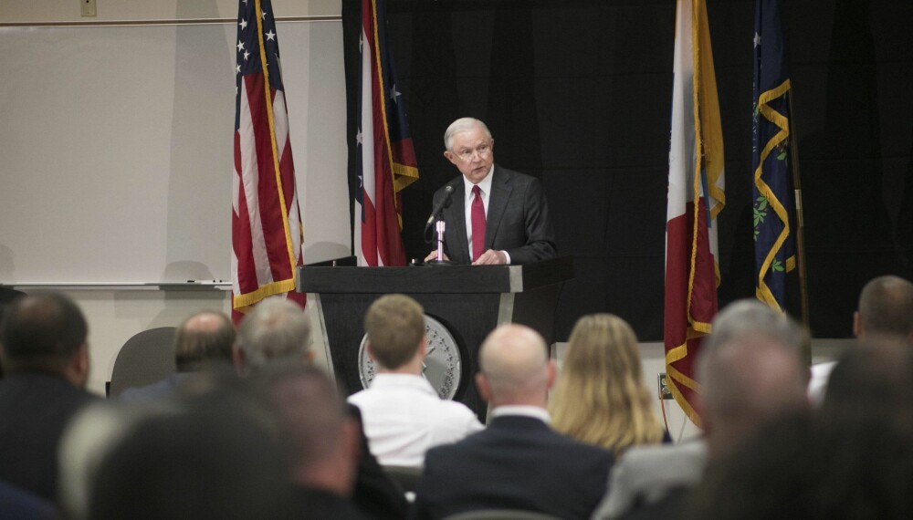 USAS JUSTISMINISTER Jeff Sessions snakker til politistudenter i Columbus i Ohio 2. august 2017. Under Sessions har USA begynte å kjøre en tøffere linje overfor narkotika, og jobber for å innføre strengere straffer for bruk. USAS JUSTISMINISTER Jeff Sessions snakker til politistudenter i Columbus i Ohio 2. august 2017. Under Sessions har USA begynte å kjøre en tøffere linje overfor narkotika, og jobber for å innføre strengere straffer for bruk.