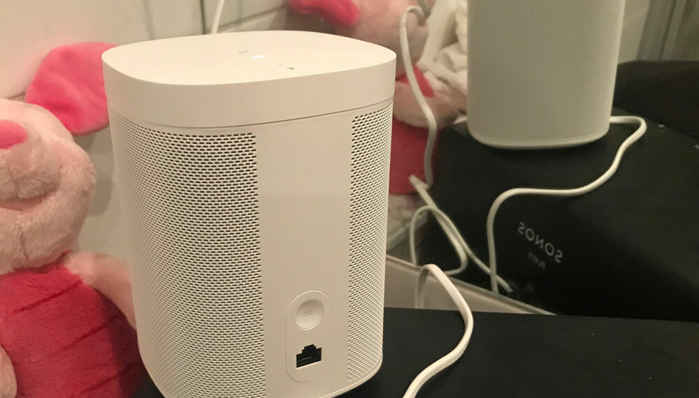 Det er ikke mye plunder og heft med en Sonos-høyttaler. Har du trådløst nettverk, er det én strømkabel som skal kobles i. Alt annet styres fra mobilen. Det eneste du kan gjøre med selve høyttalerene er å justere volum, hoppe frem og tilbake i spillelister - og å skru av. Det er ikke mye plunder og heft med en Sonos-høyttaler. Har du trådløst nettverk, er det én strømkabel som skal kobles i. Alt annet styres fra mobilen. Det eneste du kan gjøre med selve høyttalerene er å justere volum, hoppe frem og tilbake i spillelister - og å skru av.