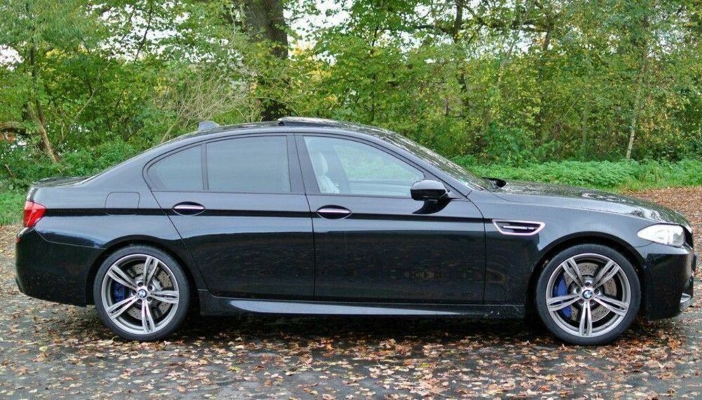 Sort med lysegrått skinninteriør passer BMW M5 fint. Men det lyse interiøret er ikke det mest praktiske du får tak i – så slitasje merkes bedre enn på sort ... Sort med lysegrått skinninteriør passer BMW M5 fint. Men det lyse interiøret er ikke det mest praktiske du får tak i – så slitasje merkes bedre enn på sort ...