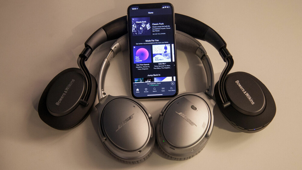 Både Bose og B&W er ute med nye trådløse, støyreduserende hodetelefoner, henholdsvis QC35 II og PX. Både Bose og B&W er ute med nye trådløse, støyreduserende hodetelefoner, henholdsvis QC35 II og PX.
