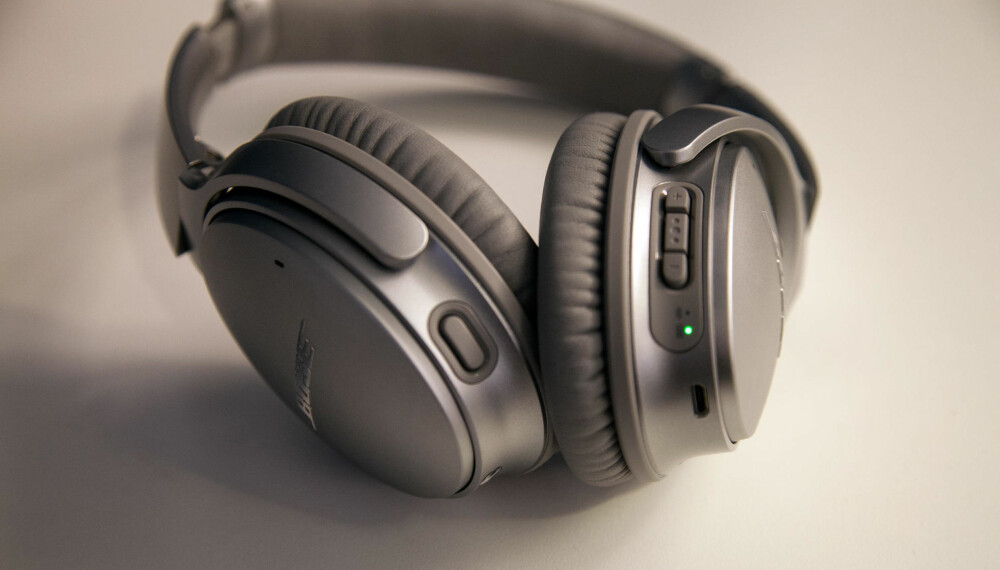 Den største nyheten med andre utgave av QC35 er den store knappen du ser på venstre side. Den største nyheten med andre utgave av QC35 er den store knappen du ser på venstre side.