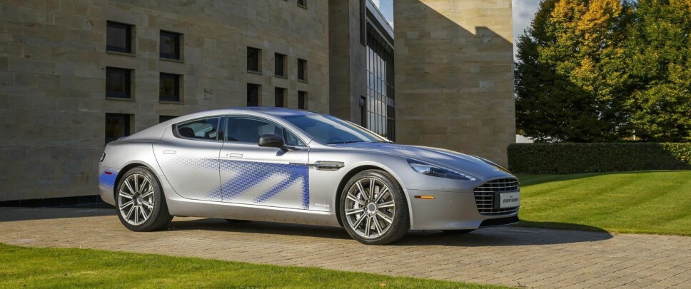 <b>KONSEPTBIL: </b>Slik forestilte Aston Martin seg at elbilen Rapide E kunne se ut i 2017. Konseptbilen henter designelementer fra både Vanquish og Vantage - som det i konseptmodellen kan se ut til at også Teslas Model S også har latt seg inspirere av. <b>KONSEPTBIL: </b>Slik forestilte Aston Martin seg at elbilen Rapide E kunne se ut i 2017. Konseptbilen henter designelementer fra både Vanquish og Vantage - som det i konseptmodellen kan se ut til at også Teslas Model S også har latt seg inspirere av.