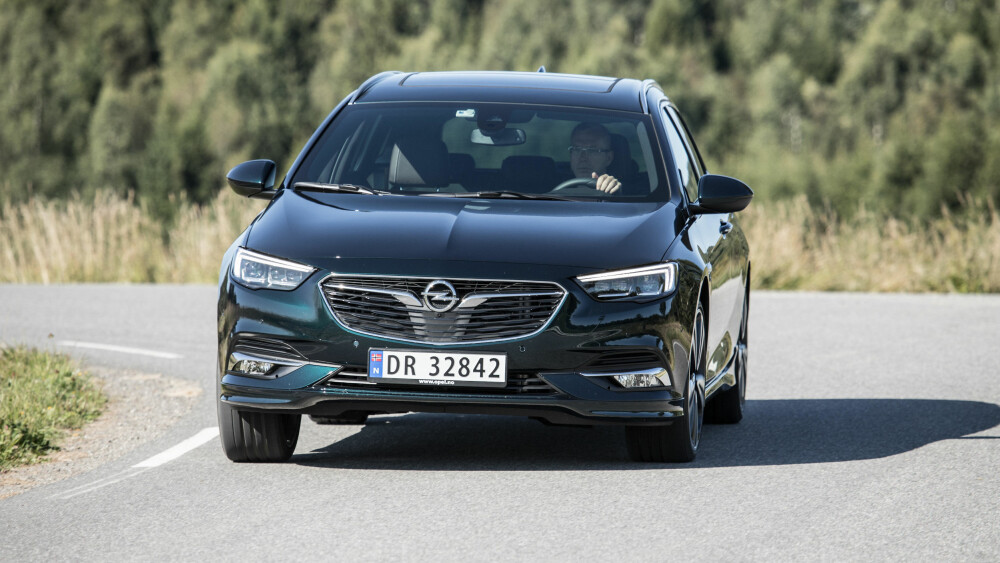 HURTIGERE: Opel Insignia 2,0 Turbo D Sports Tourer kjennes kvikkere og lettere enn BMW-en, og tross færre hestekrefter er den raskere. HURTIGERE: Opel Insignia 2,0 Turbo D Sports Tourer kjennes kvikkere og lettere enn BMW-en, og tross færre hestekrefter er den raskere.
