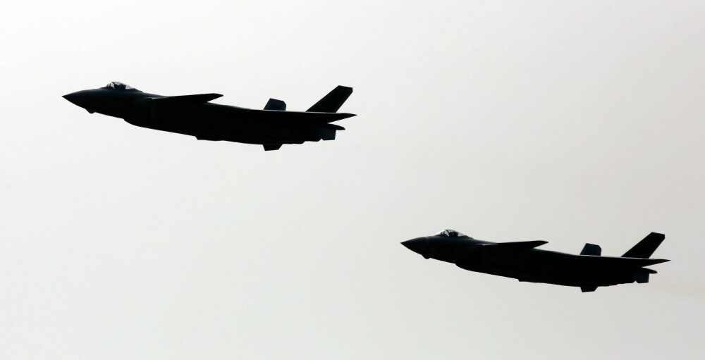 BLACK EAGLE: Kinas krigsfly Chengdu J-20 har kallenavnet Black Eagle. Militæreksperter og analytikere tror planen med flyet er å kunne slå til mot støtteflyene til F-35 og F-22 - som i praksis kan hindre at kampflyene når målene sine. BLACK EAGLE: Kinas krigsfly Chengdu J-20 har kallenavnet Black Eagle. Militæreksperter og analytikere tror planen med flyet er å kunne slå til mot støtteflyene til F-35 og F-22 - som i praksis kan hindre at kampflyene når målene sine.
