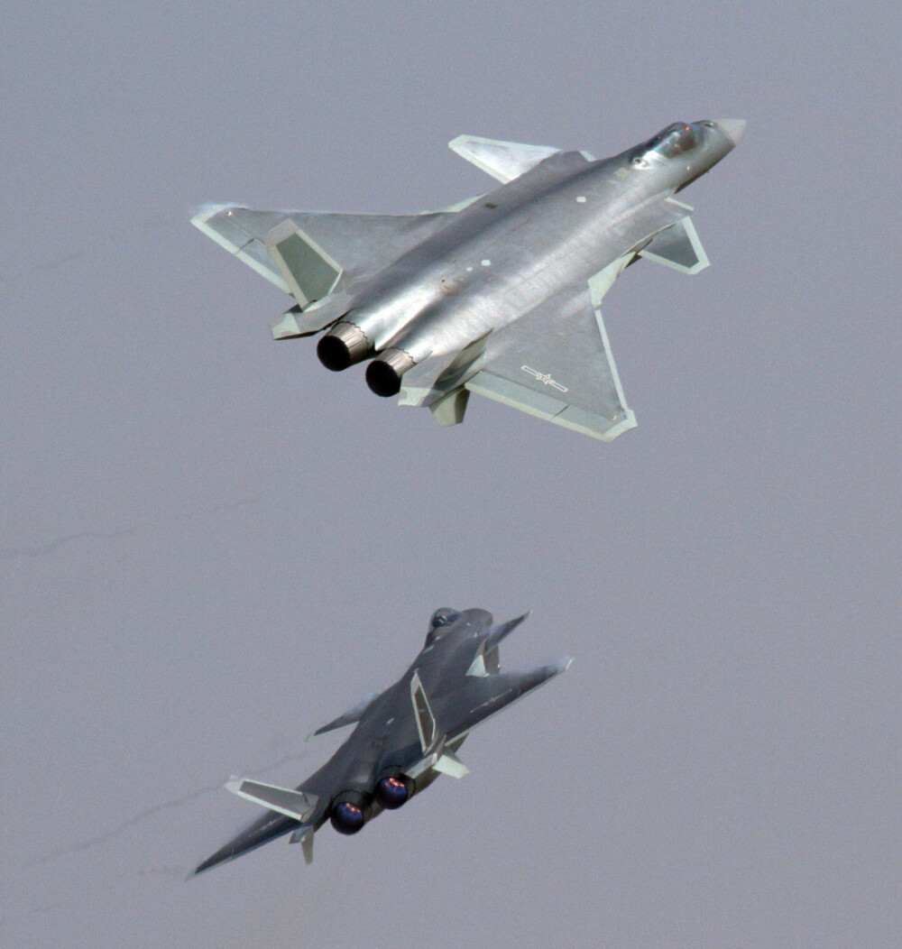PÅ VINGENE: J-20 fotogradert under en visning i Kina i november 2016. Amerikanske og britiske eksperter tror imidlertid ikke flyet er like ferdig som det ser ut. PÅ VINGENE: J-20 fotogradert under en visning i Kina i november 2016. Amerikanske og britiske eksperter tror imidlertid ikke flyet er like ferdig som det ser ut.