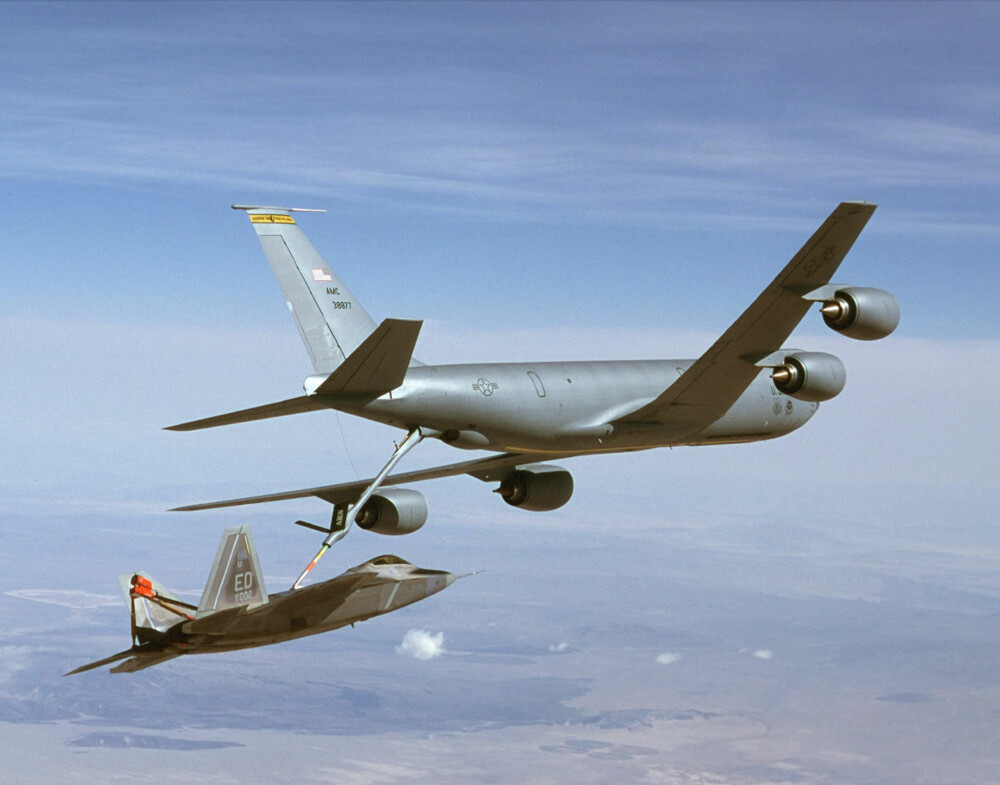 KUTTER NAVLESTRENGEN: Dersom tankflyene tvinges til å gjøre vendereis, går det utover den praktiske rekkevidden til kampfly som F-35. Her ser vi et F-22 Raptor som fyller drivstoff fra en KC-135 Stratotanker. KUTTER NAVLESTRENGEN: Dersom tankflyene tvinges til å gjøre vendereis, går det utover den praktiske rekkevidden til kampfly som F-35. Her ser vi et F-22 Raptor som fyller drivstoff fra en KC-135 Stratotanker.